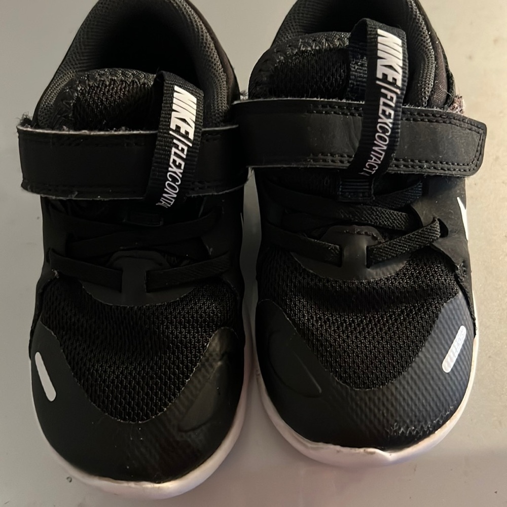 Toodler Nike black and white shoes , really good conditions